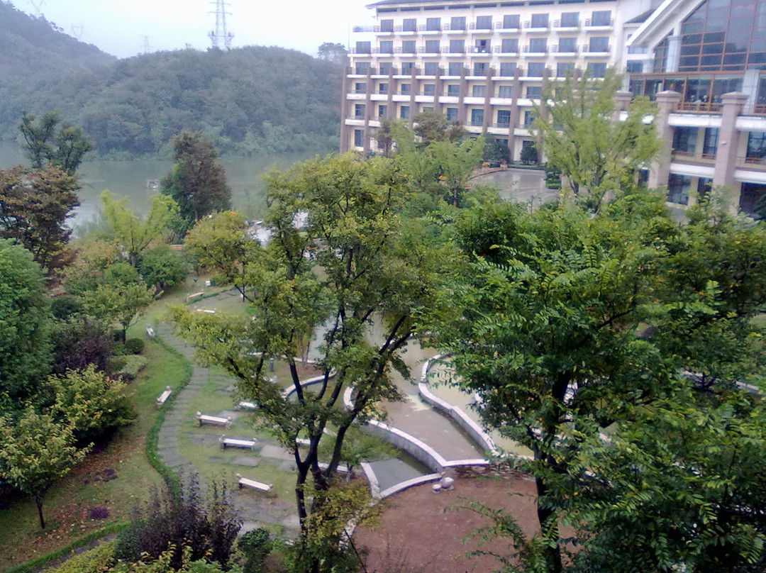 临安中都青山湖畔大酒店主图