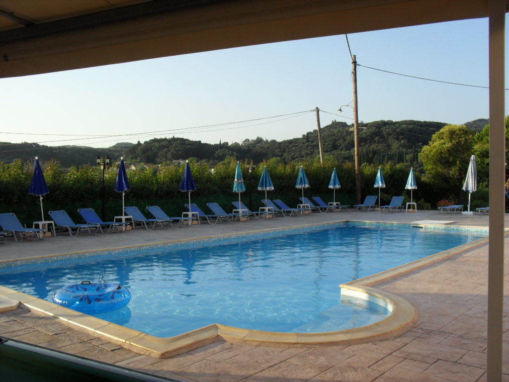 Makris Apartments-泳池
