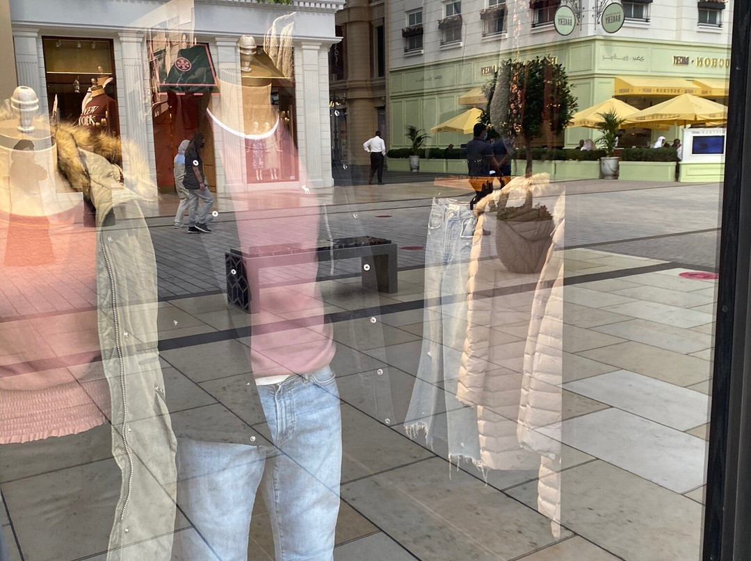 Abercrombie &. Fitch