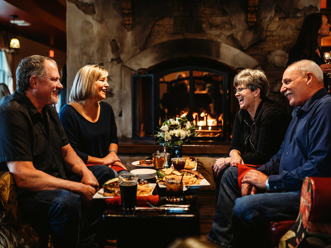 Silverton餐馆和美食-Fireside Lounge at the Oregon Garden Resort