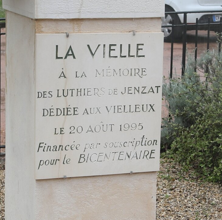 Monument à la Mémoire des Luthiers de Jenzat景点图片