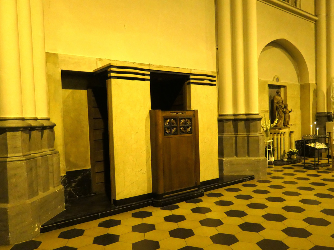 Eglise de la Sainte Croix-伊克塞尔必去景点