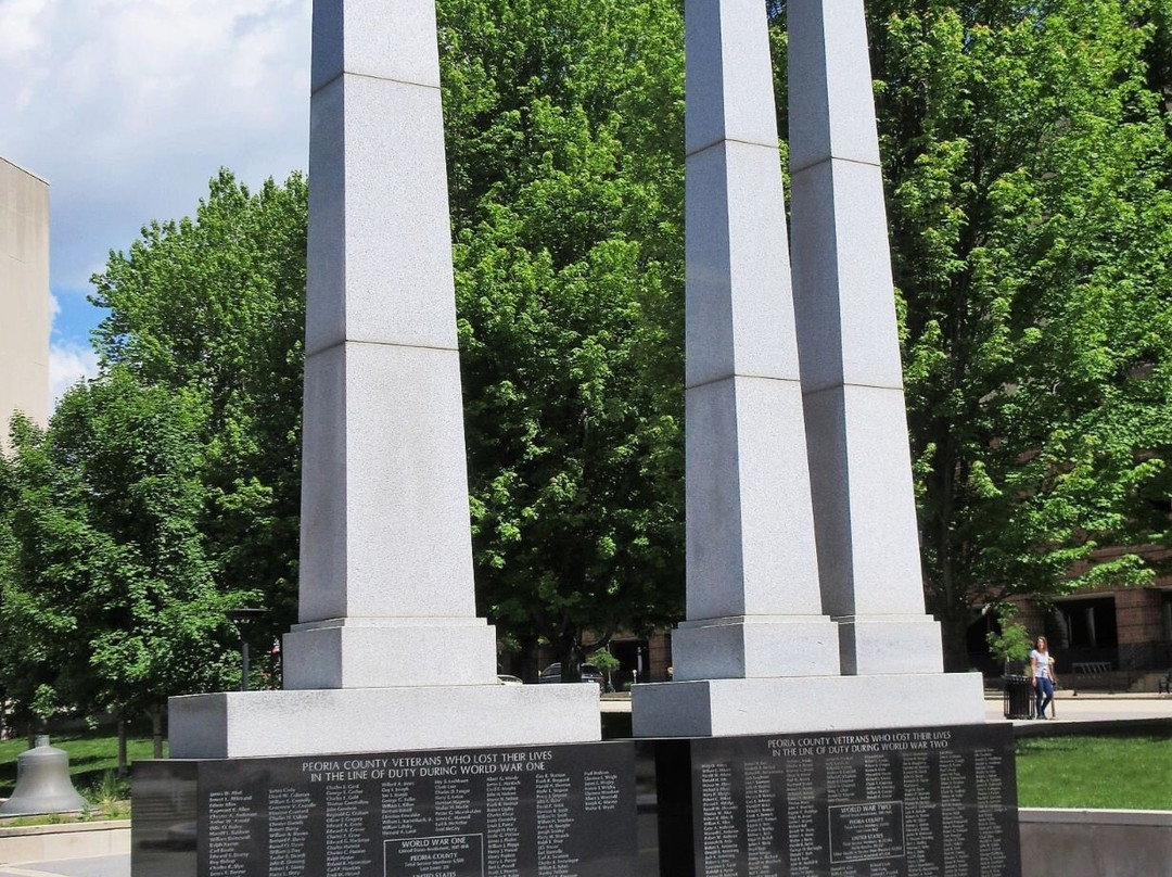Courthouse Plaza Veteran Memorials-皮奥里亚必去景点