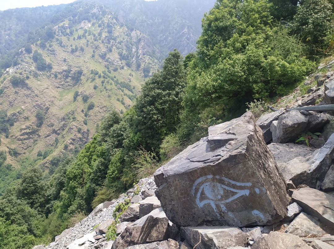Gallu Waterfall景点图片