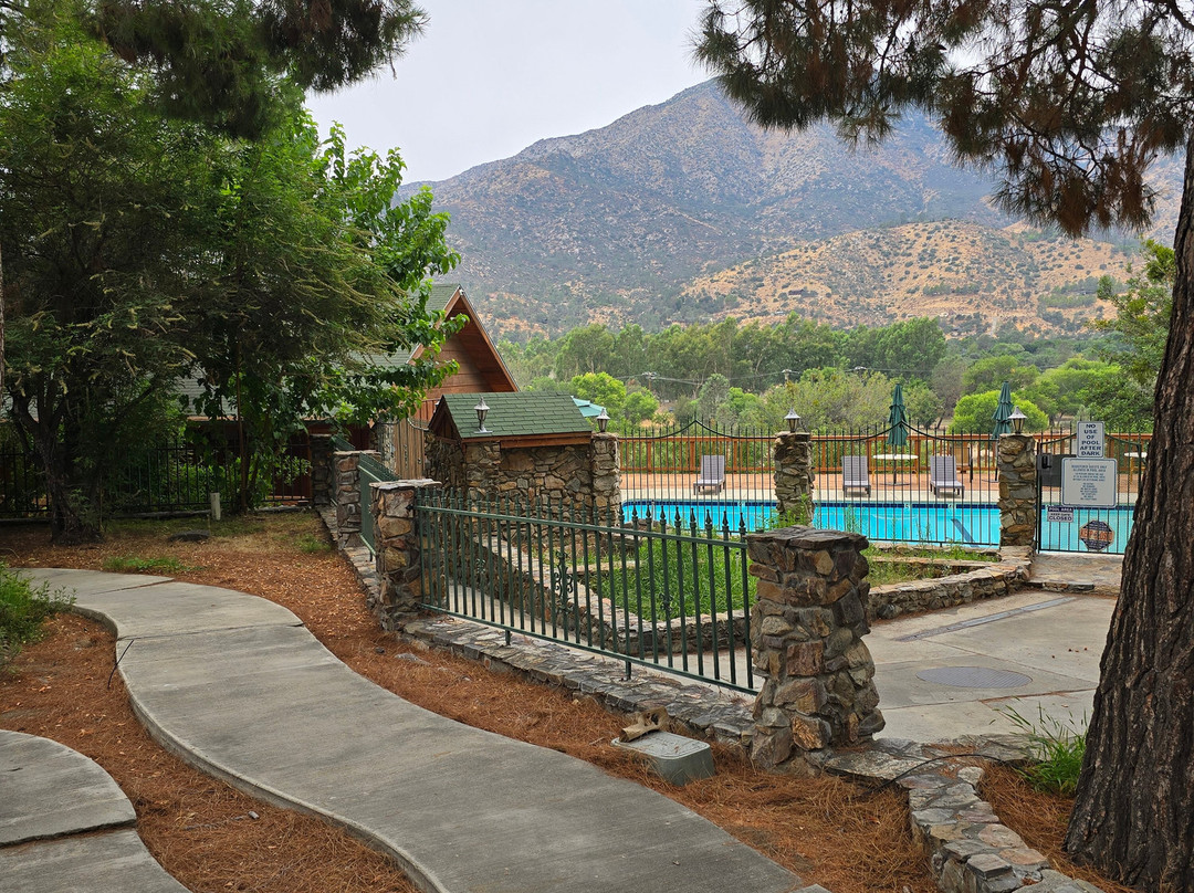 Whispering Pines Lodge主图