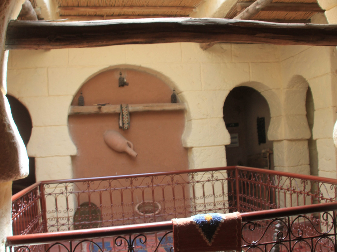 黑玫瑰酒店主图