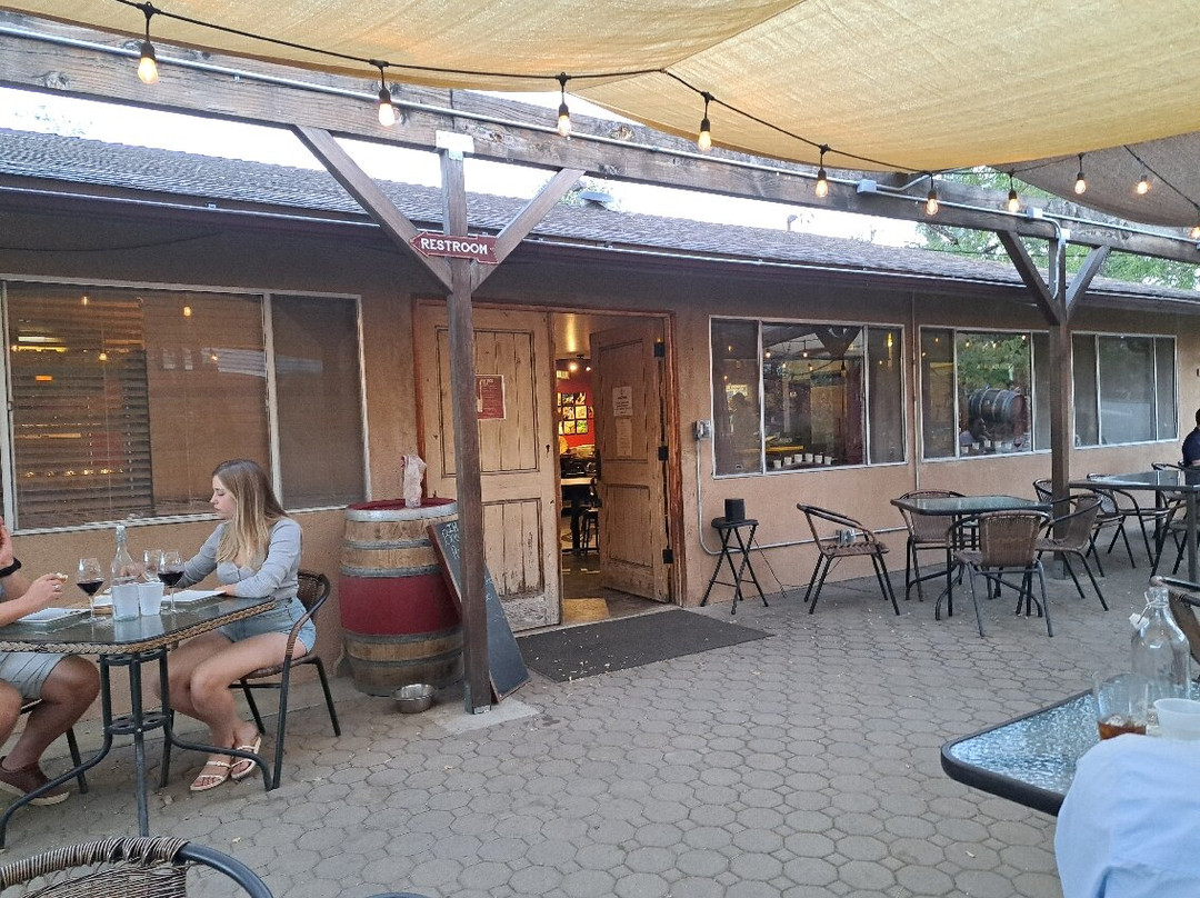 Queen's Inn by the River主图