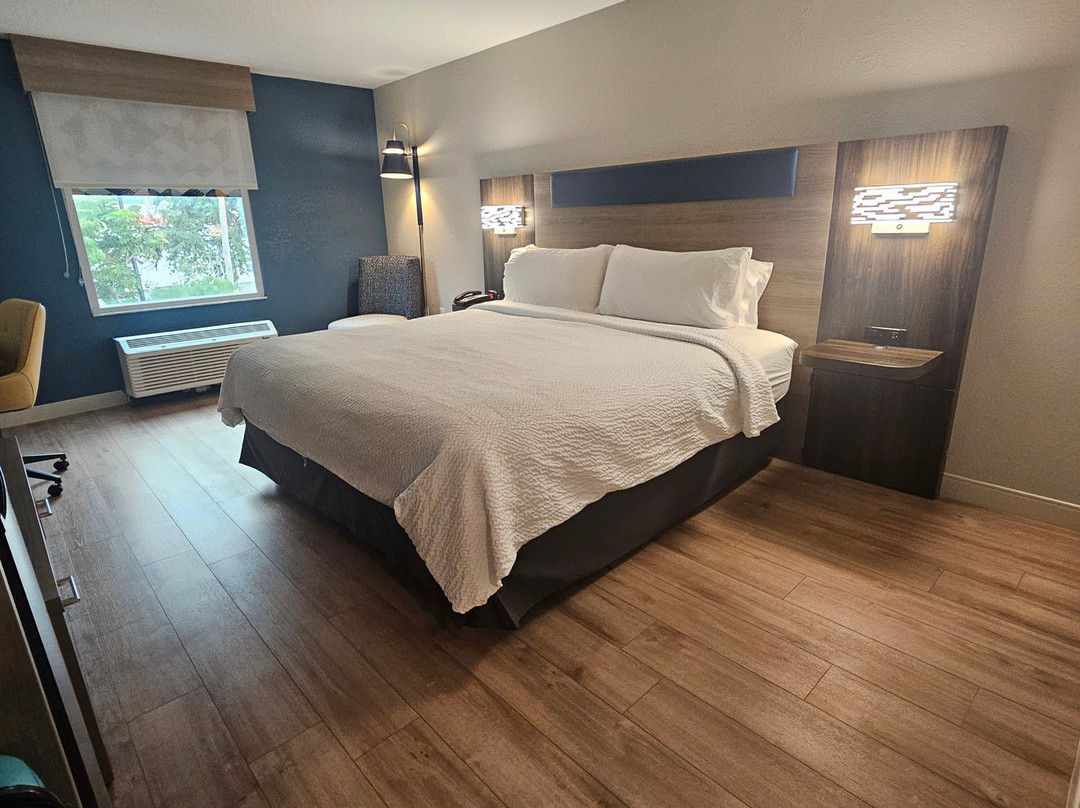 可可海滩智选假日套房酒店主图