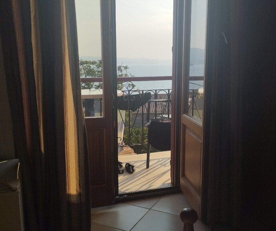 The Shoolmistress With The Golden Eyes主图