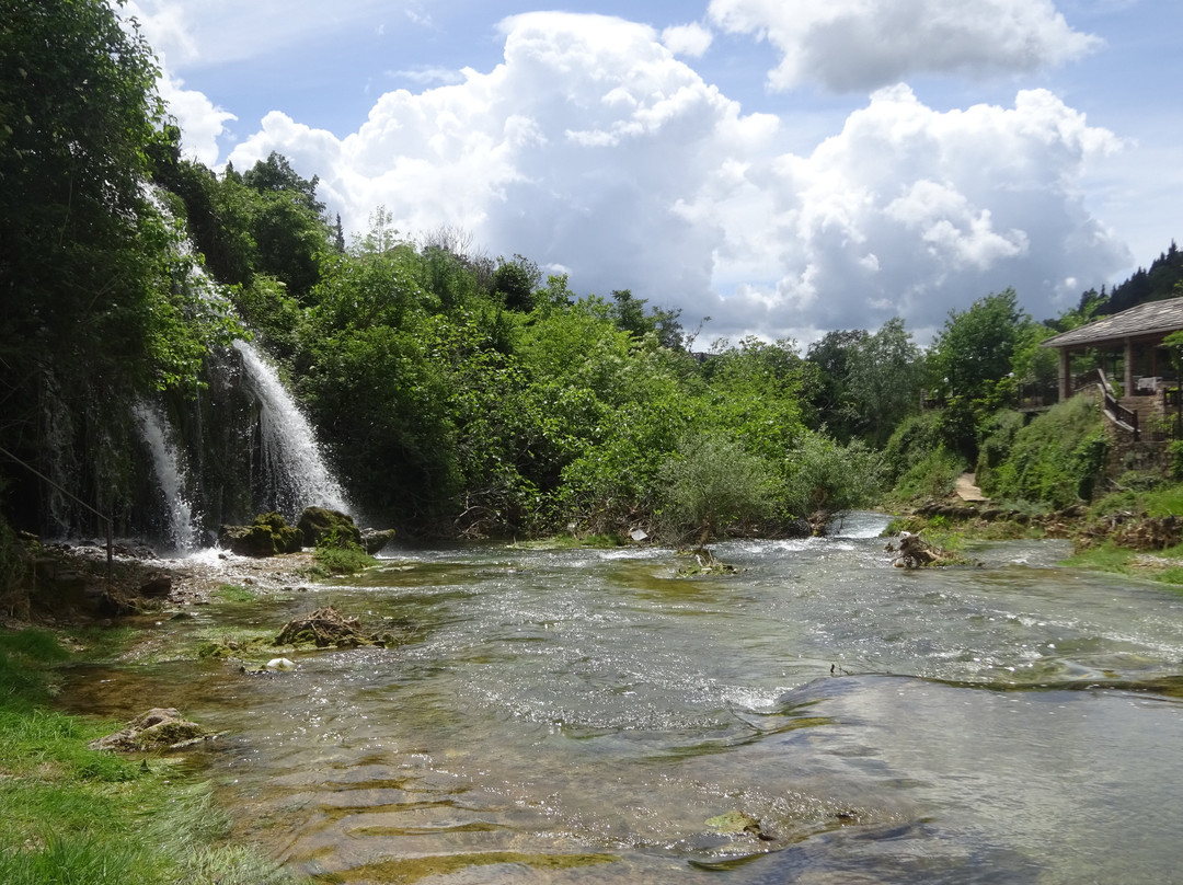 Provalije Waterfall景点图片
