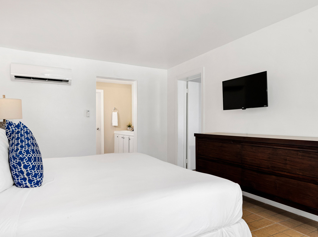 Pelican Beach Hotel主图