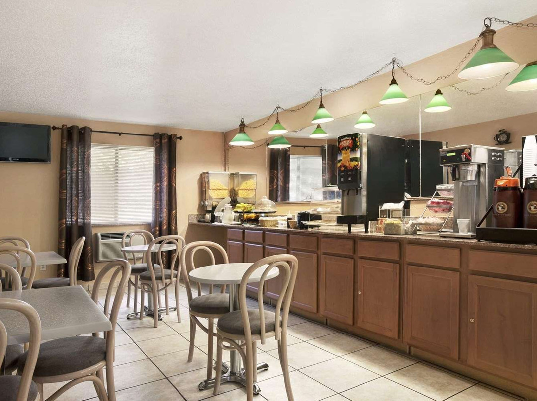 Norton Shores酒店住宿-Travelodge by Wyndham Muskegon