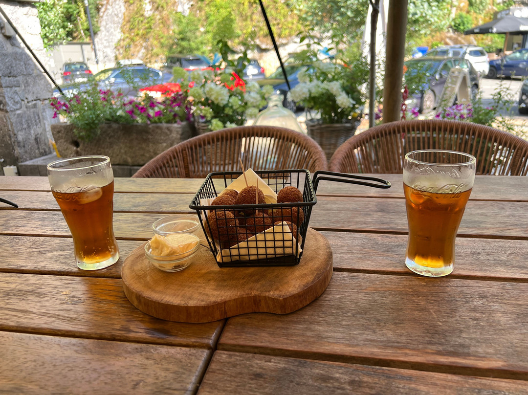 Le Petit Cafe