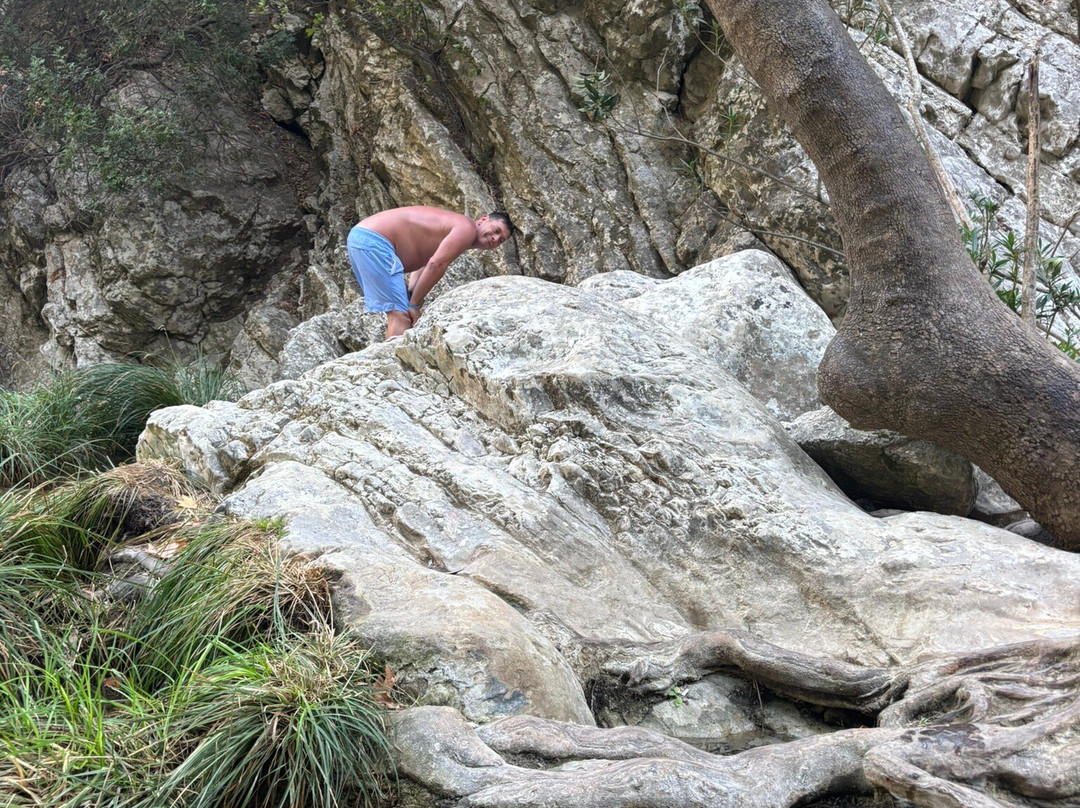 Polylimnio Waterfall-Charavgi必去景点