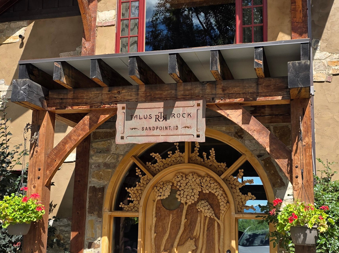 Talus Rock Retreat主图