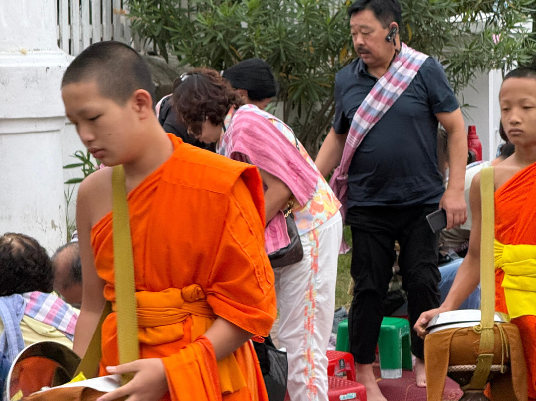 布施仪式-琅勃拉邦必去景点