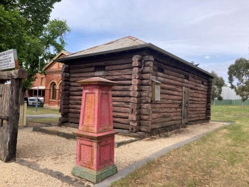 Eaglehawk Log Lock Up-Eaglehawk必去景点