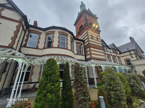 卢坎温泉酒店主图