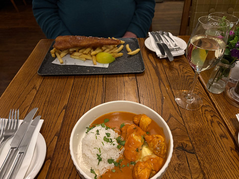 The Snooty Fox Hotel主图