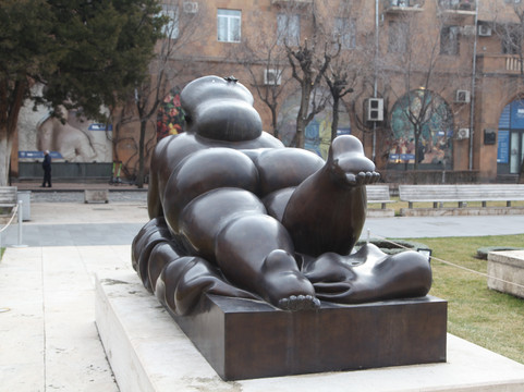 Smoking Woman-埃里温必去景点