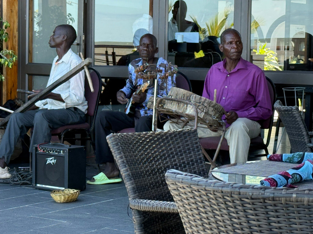 太阳鸟利文斯顿海滩酒店主图