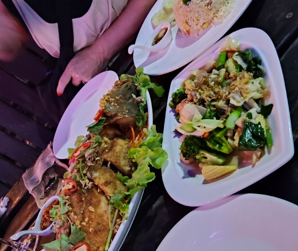 Cheers Restaurant & Bar