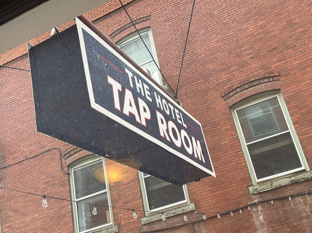 Restaurant And Taproom At The Naples Hotel