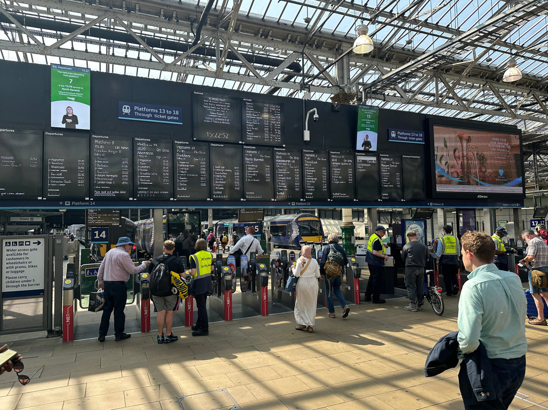 Edinburgh Waverley Station-爱丁堡必去景点