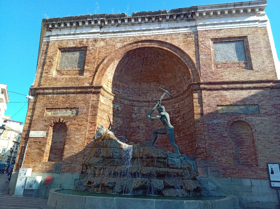 Statua del Cavatore-卡坦扎罗必去景点