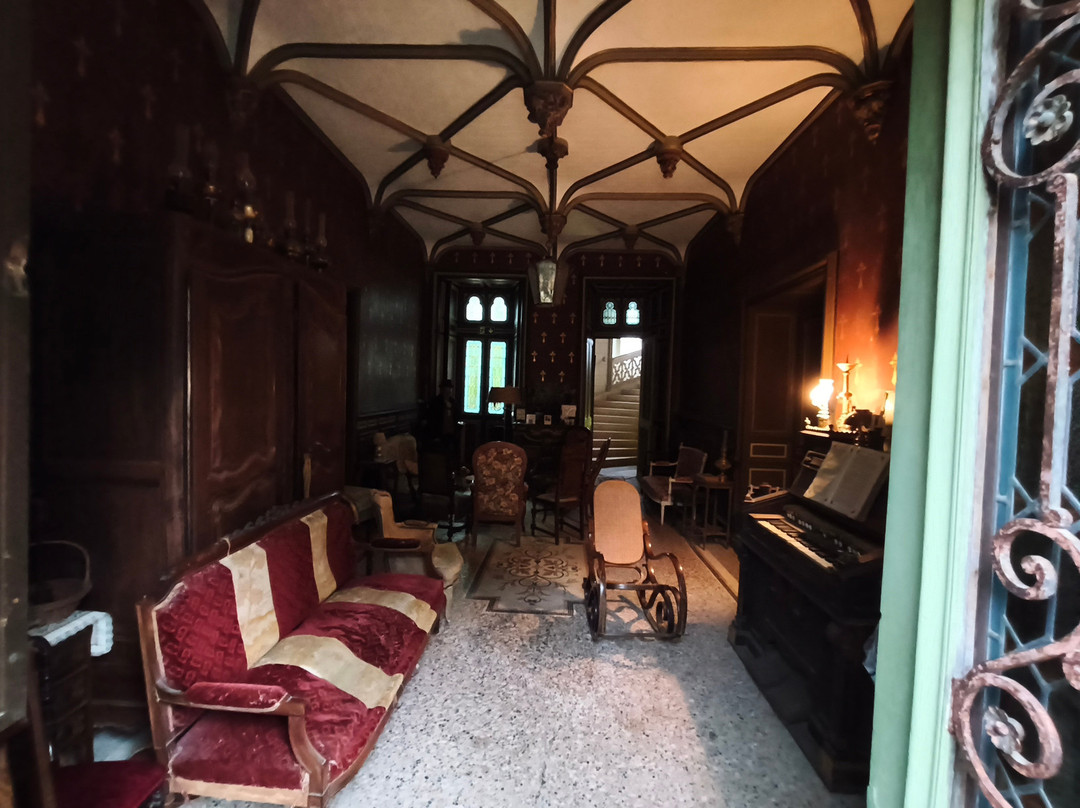 Chateau de Fougeret-Queaux必去景点