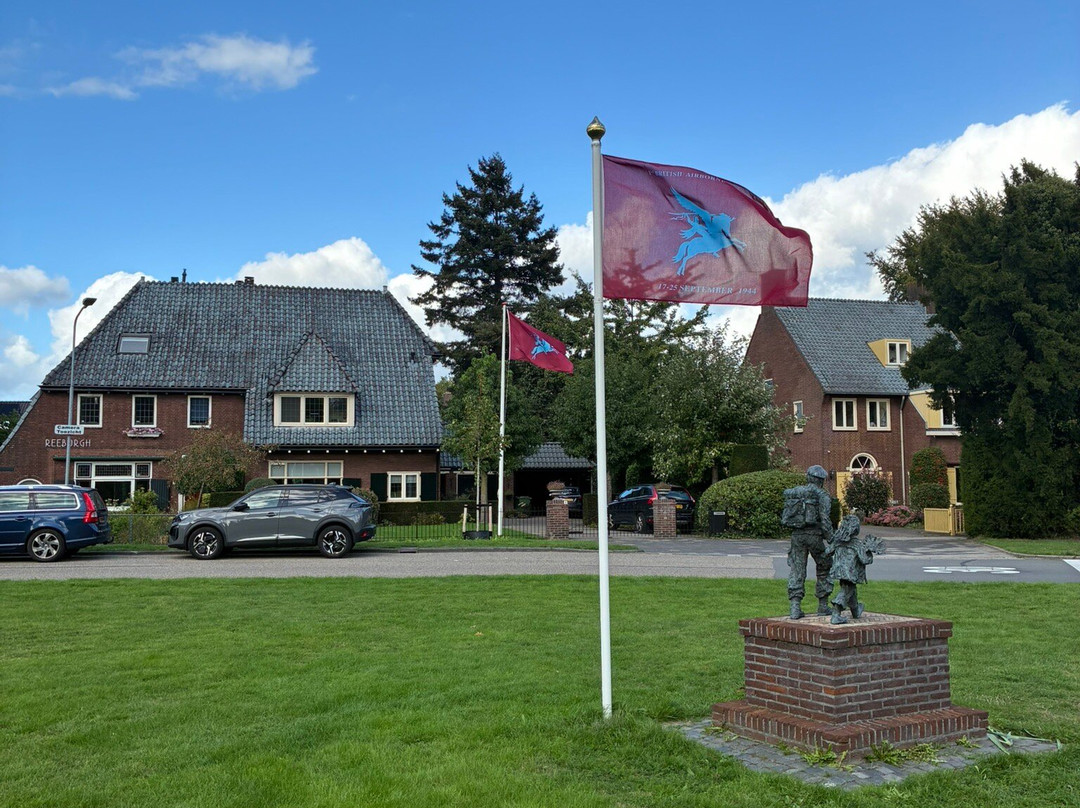 Soldaat met bloemenmeisje Monument-Oosterbeek必去景点