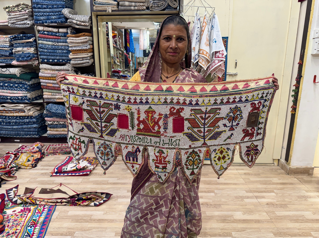 Tribal Women Crafts-Kutalpura Maliyan必去景点