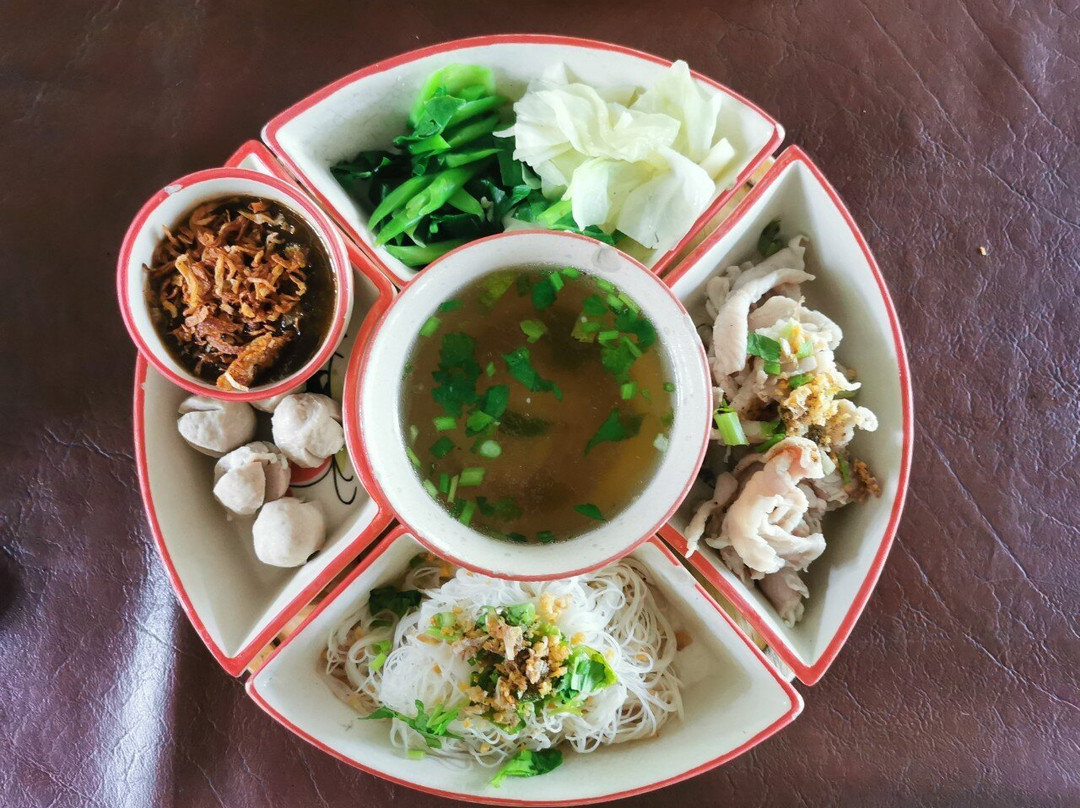 ก๋วยเตี๋ยวถาดหลุม ร้านก๋วยเตี๋ยวต้นขาม