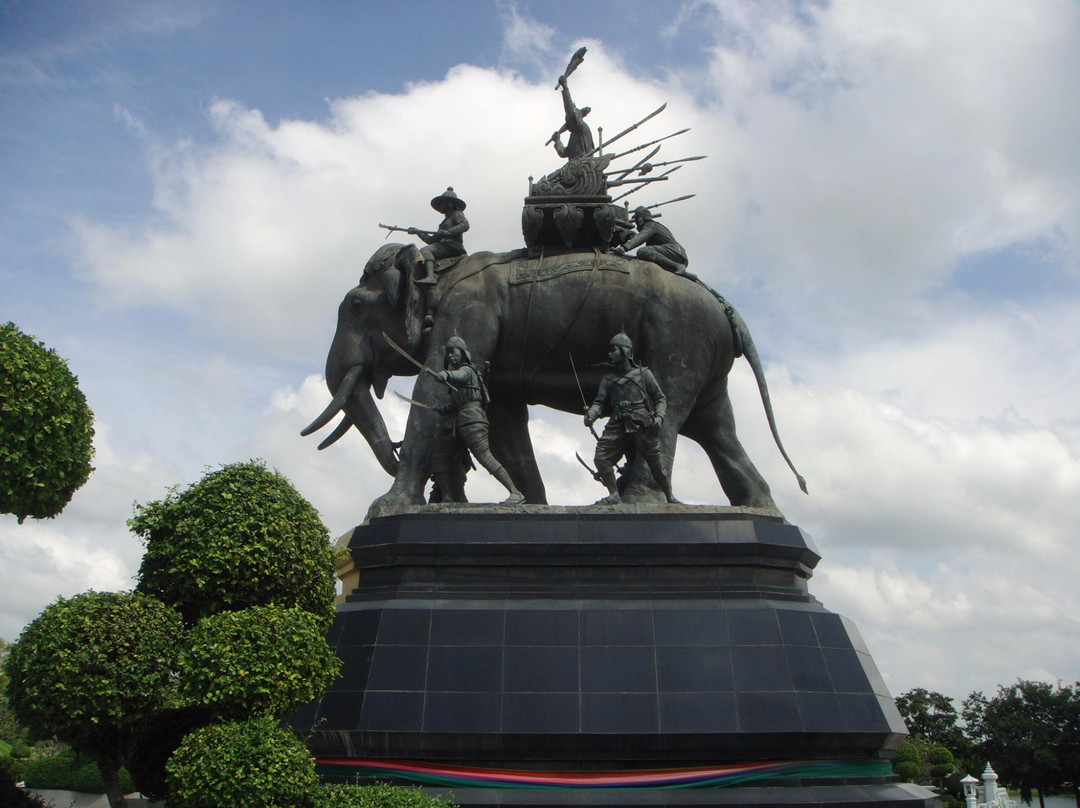 Queen Suriyothai Monument景点图片