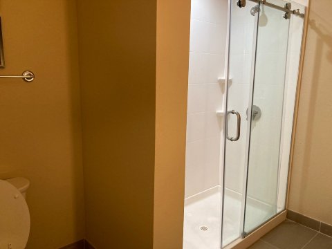 舒适套房酒店-浴室