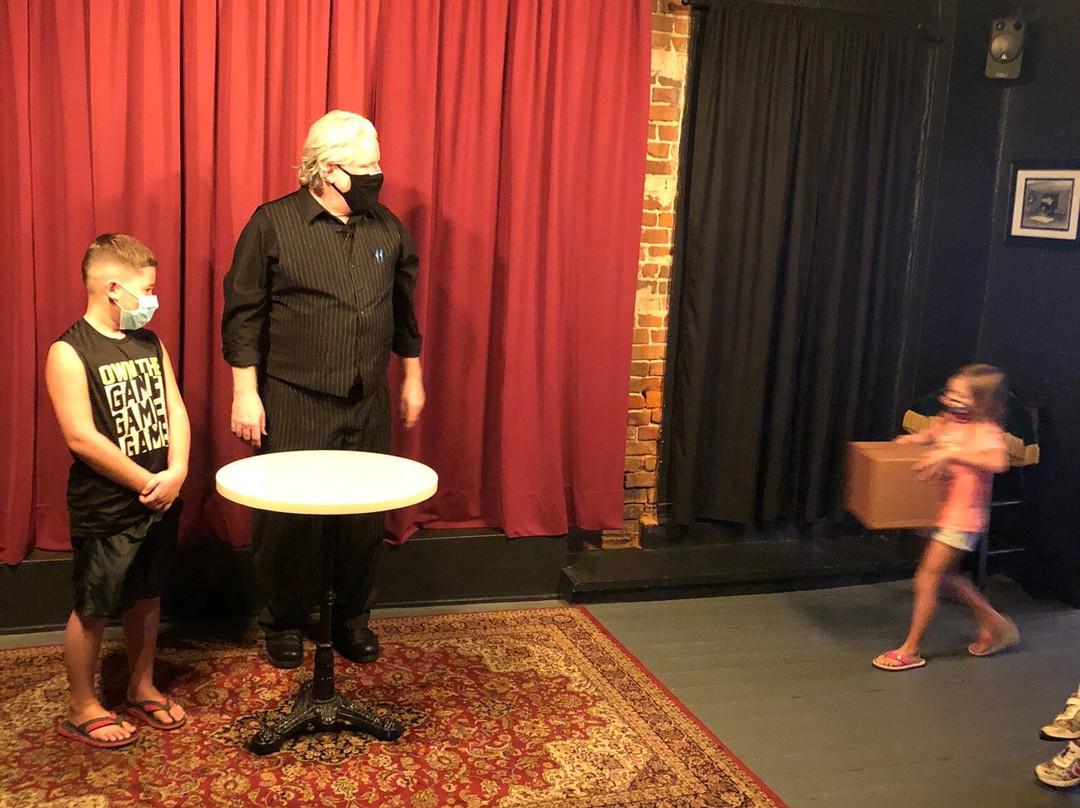 P.T. Murphy Magic Theatre-加利纳必去景点