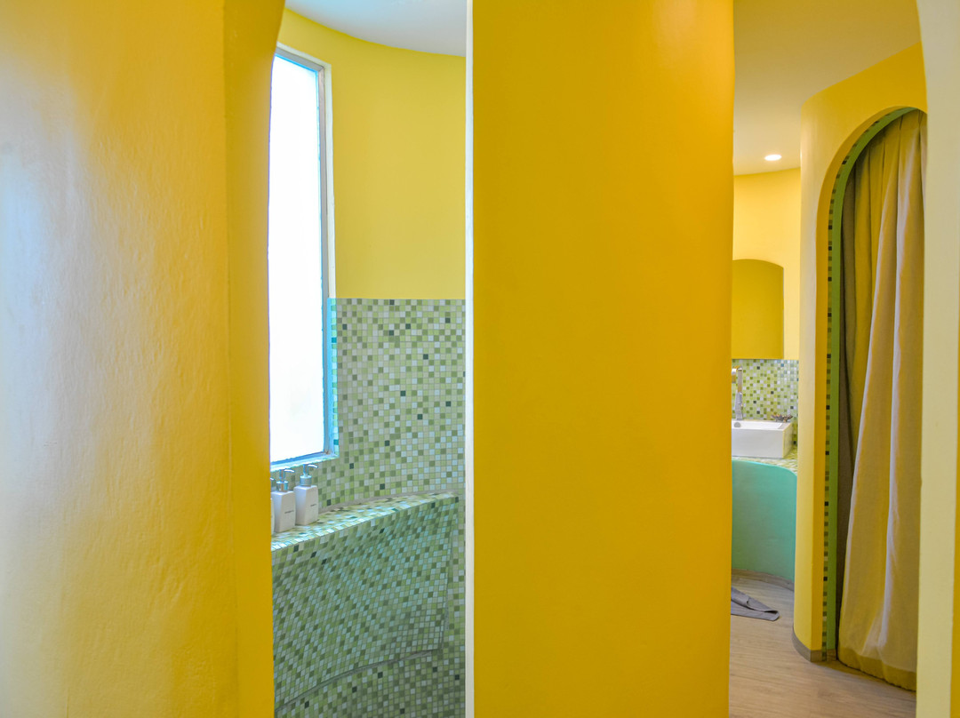 神曲海滩度假酒店主图