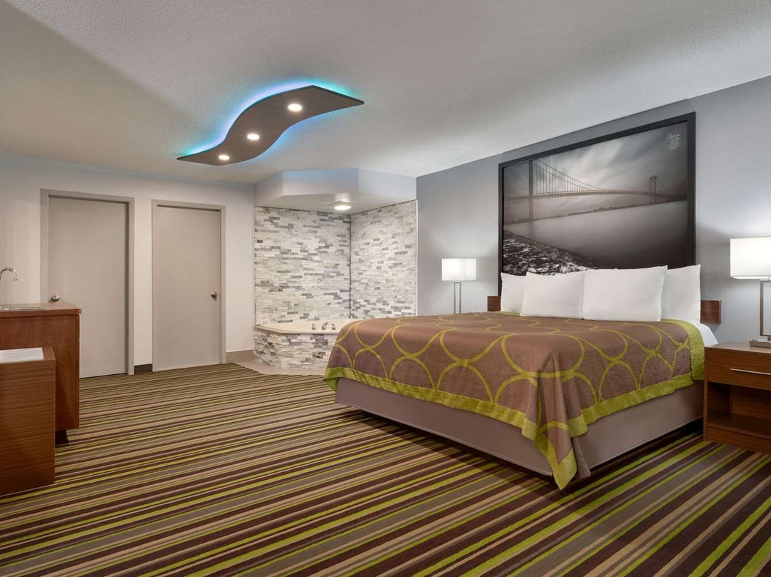 Super 8 By Wyndham Windsor/Dougall主图