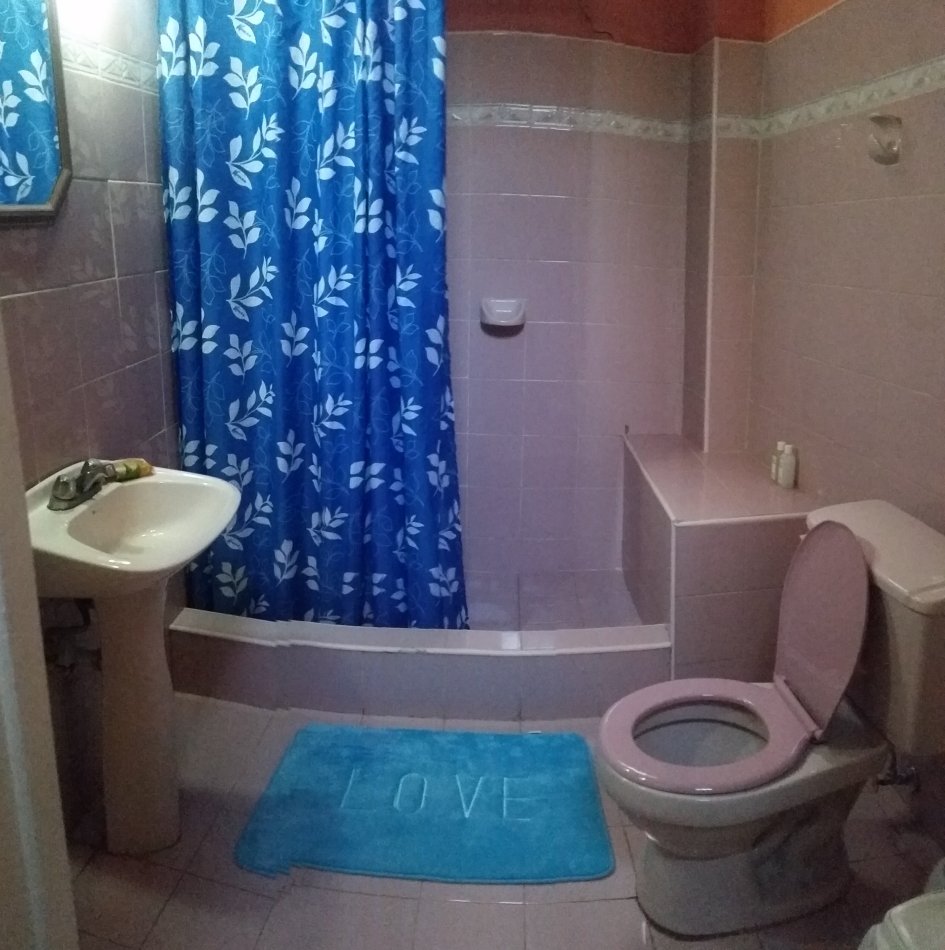 Roly Colonial House Behind Capitol-浴室