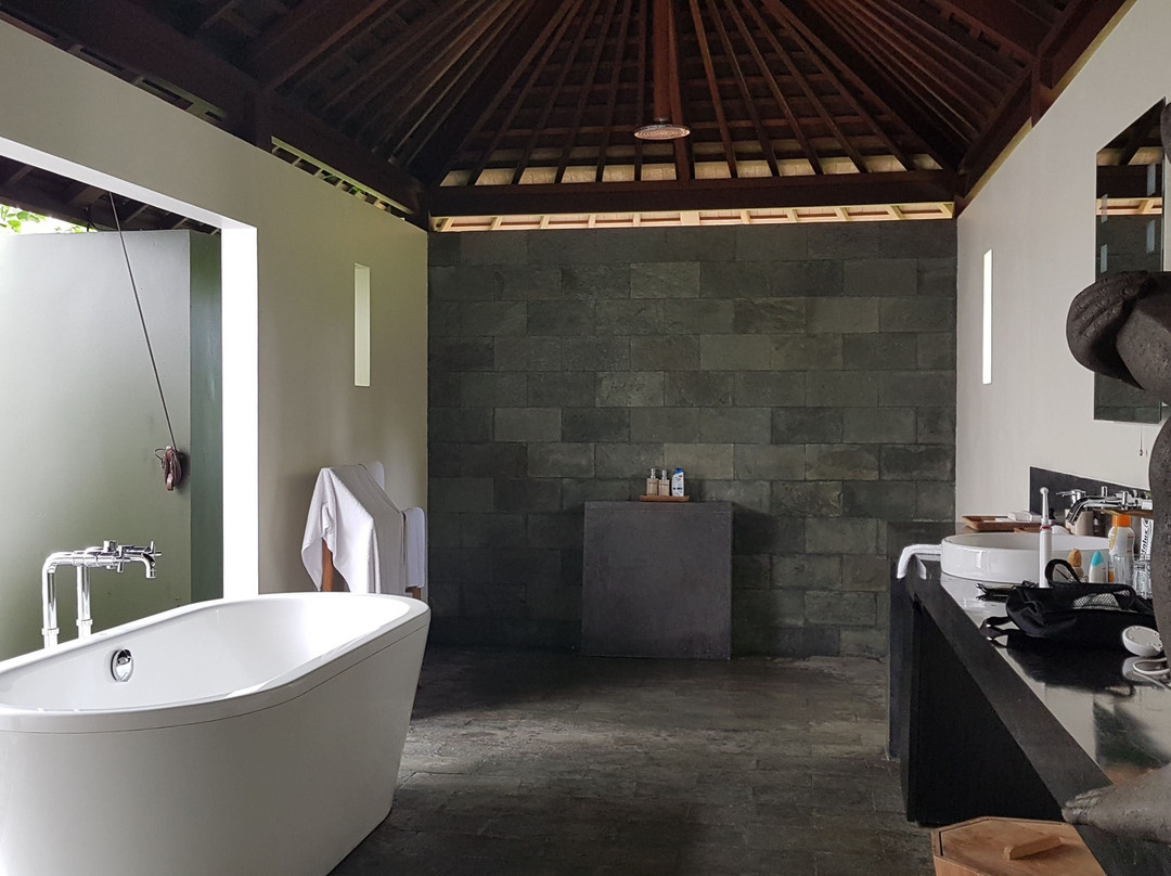 Uma Giri by GenuineHost主图