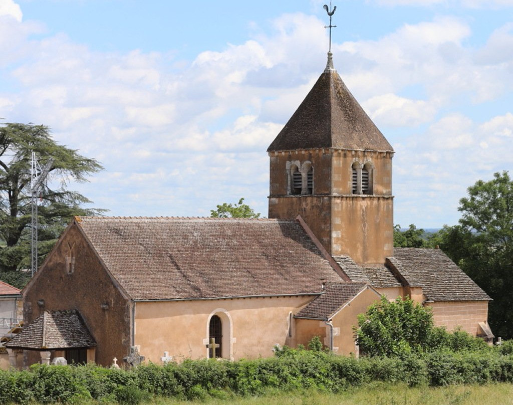 L'église Saint Pierre de Rosey entourée de son cimetière