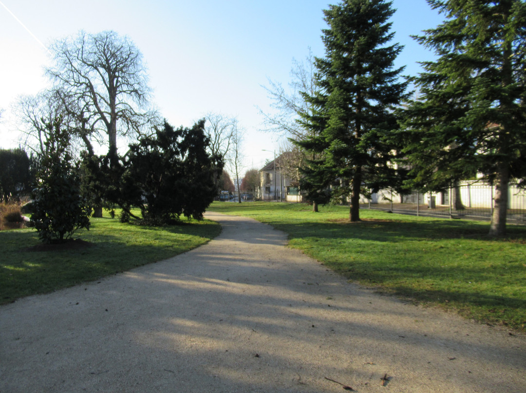 Square des Lacs-圣莫代福塞必去景点