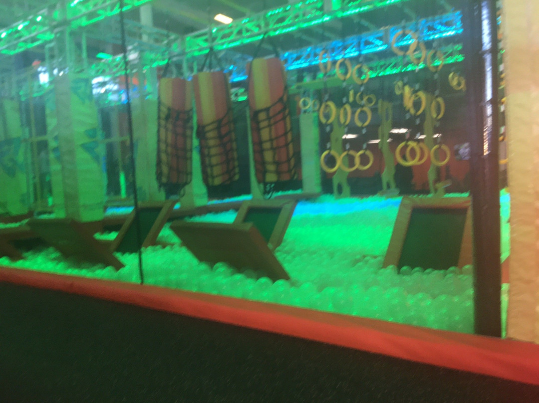 Urban Air Trampoline and Adventure Park-德纳姆斯普林斯必去景点