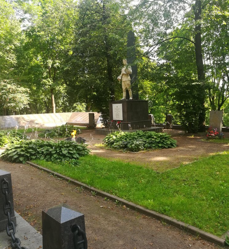 Mass Grave of Soviet Soldiers景点图片