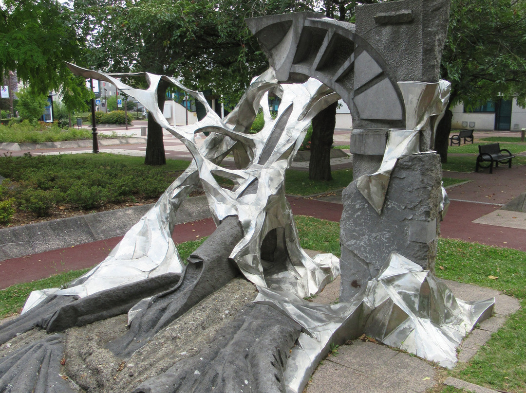 Sculpture Métalithe-鲁瓦西必去景点