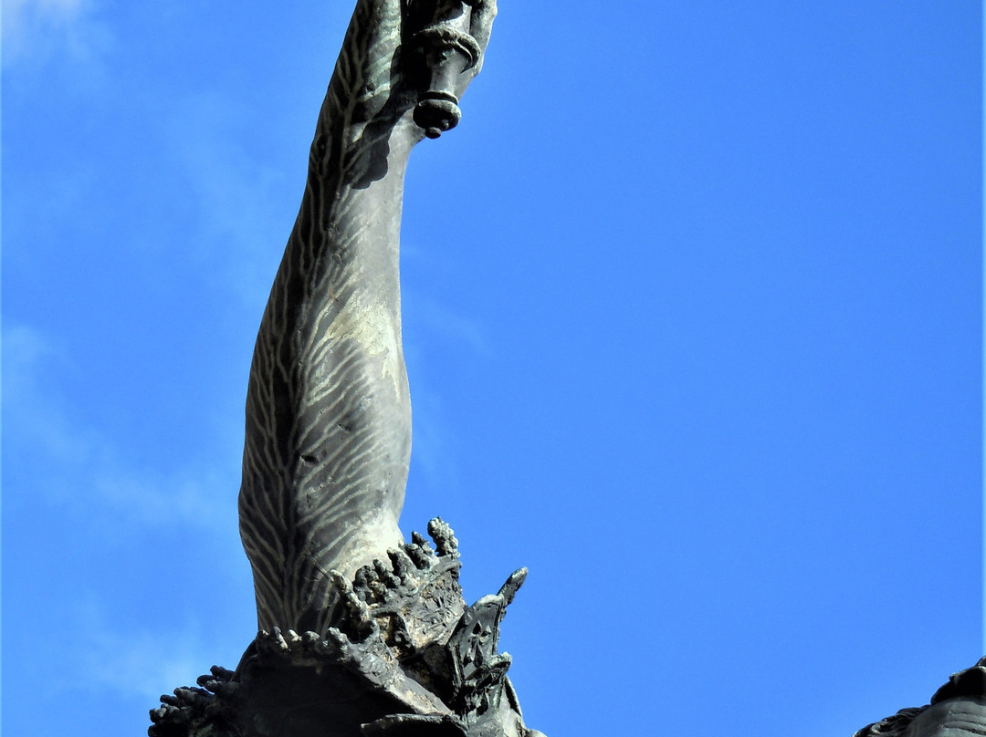 Monument a Henri IV景点图片