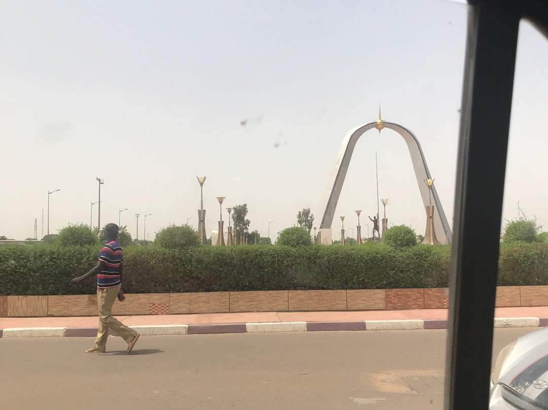 Avenue Charles de Gaulle-恩加美纳必去景点