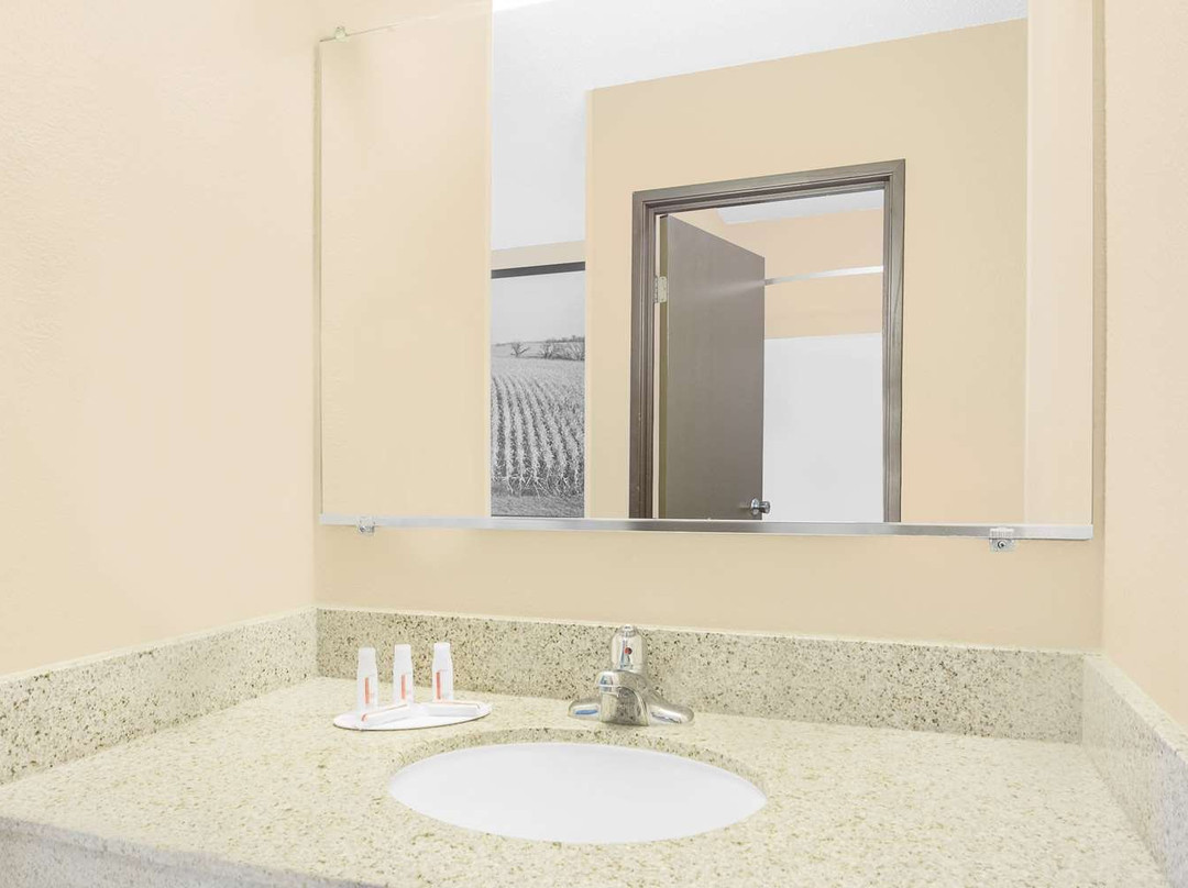 Boarders Inn & Suites by Cobblestone Hotels - Waterloo主图