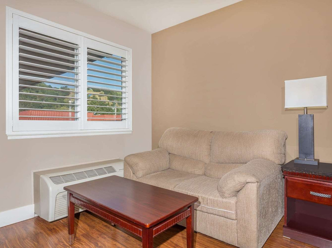 Super 8 by Wyndham Martinez主图