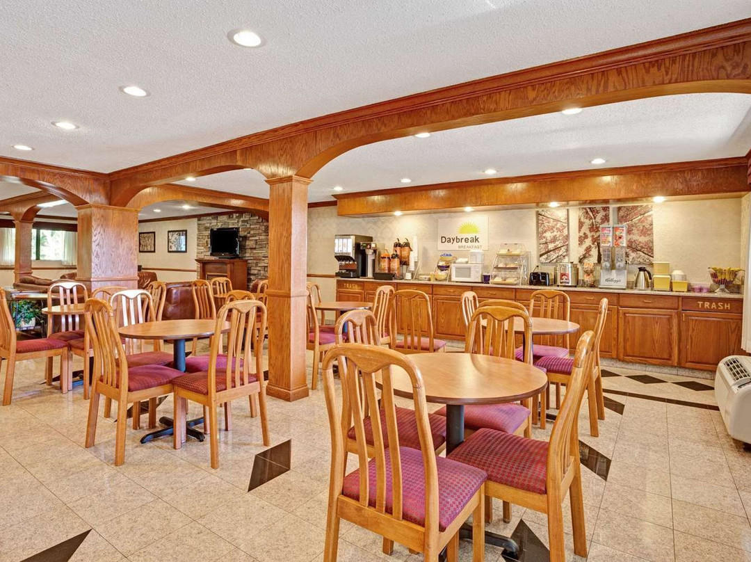 Days Inn & Suites by Wyndham Monroe主图